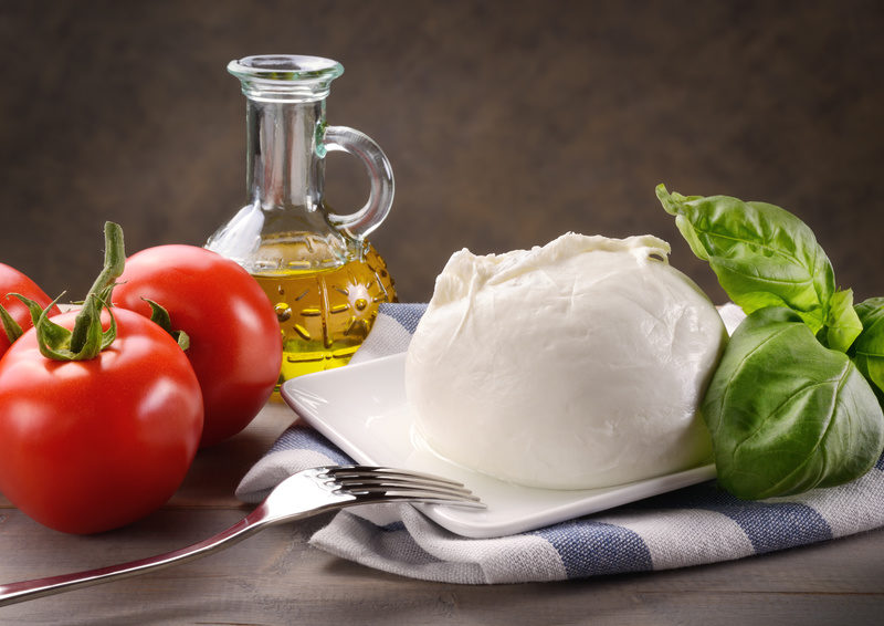 Mozzarella di bufala con pomodori, basilico e olio extravergine